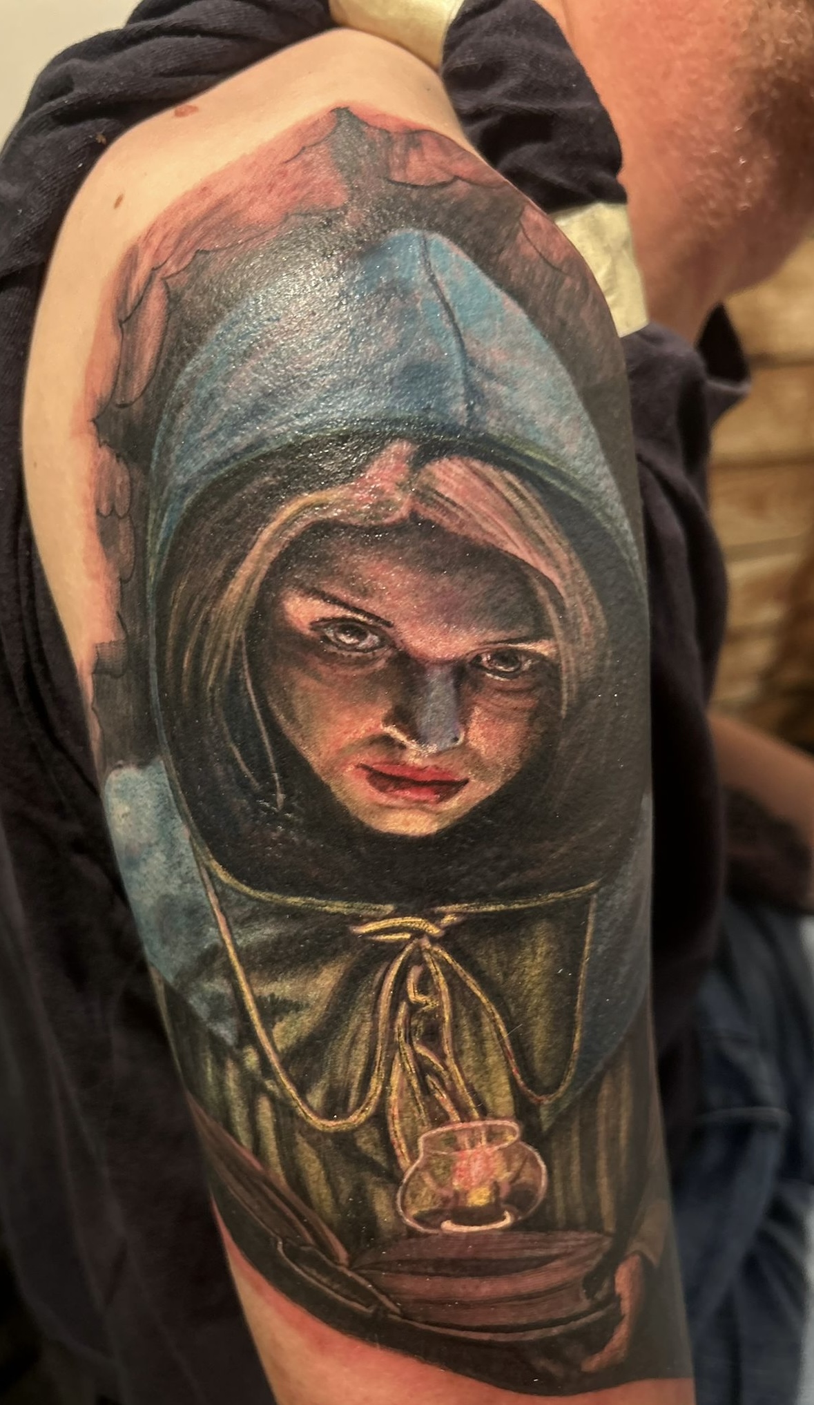 Frau im Mantel mit Kerze, Realistik-Tattoo
