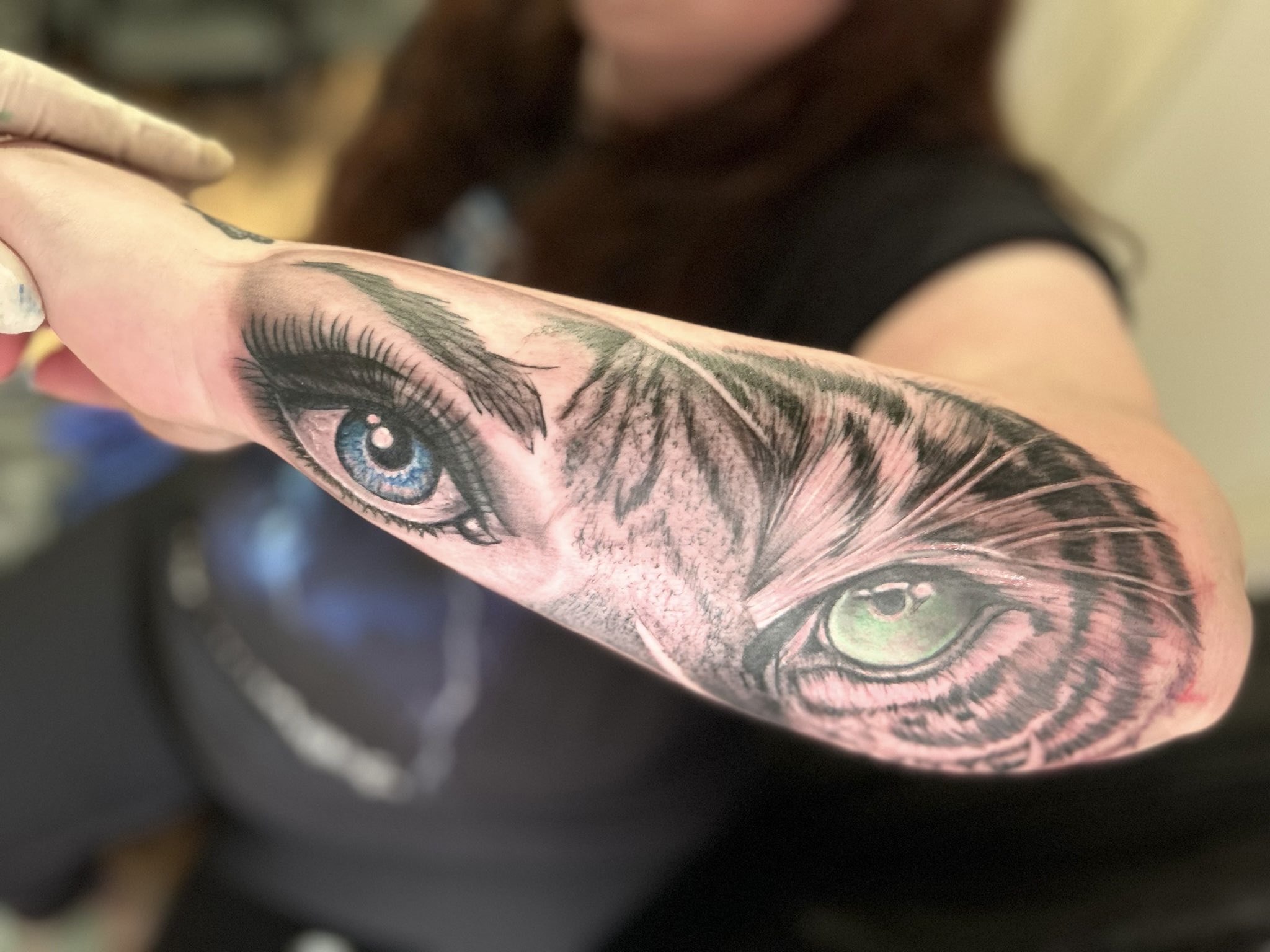 Löwengesicht-Tattoo auf dem Unterarm im realistischen Stil