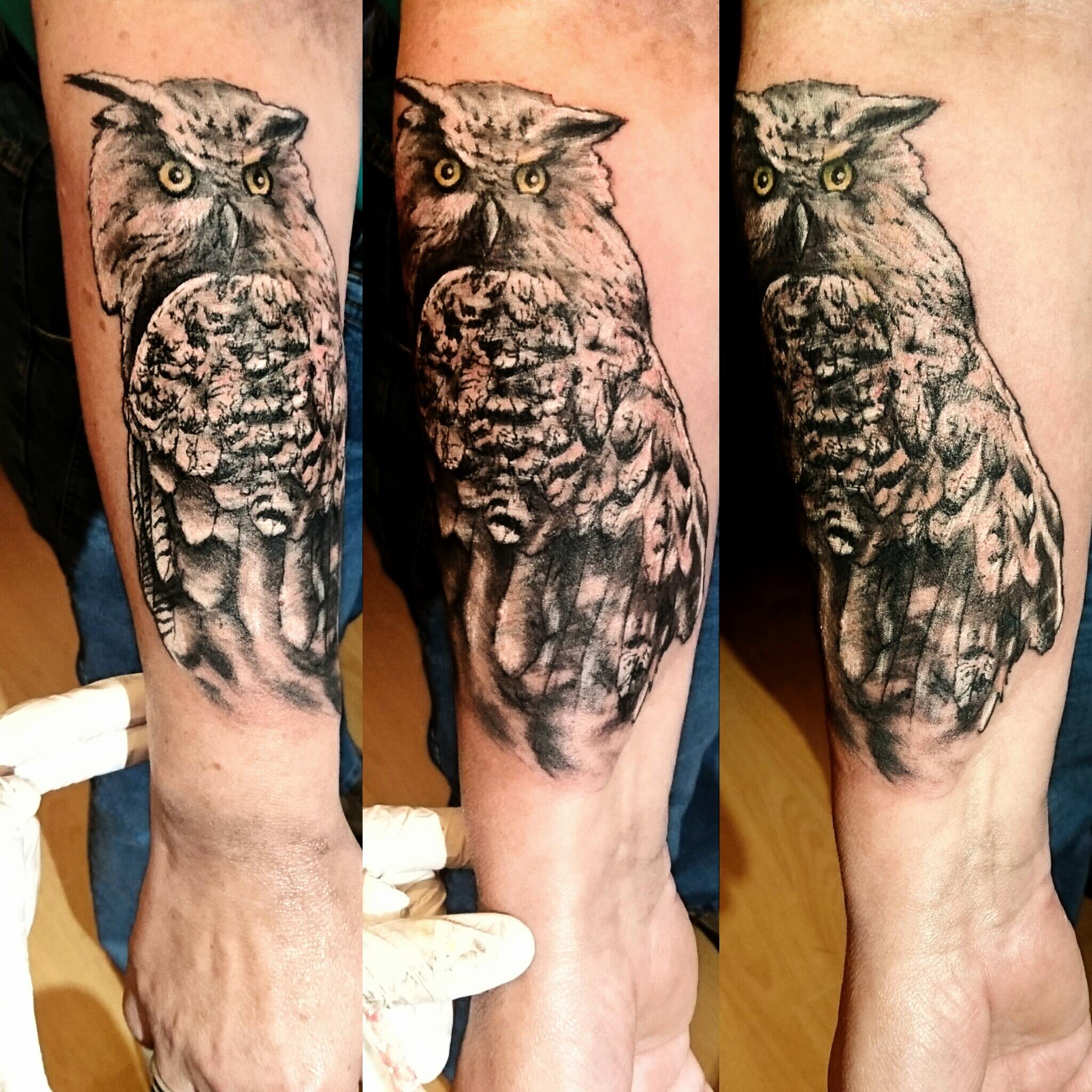 Uhu-Tattoo auf dem Unterarm