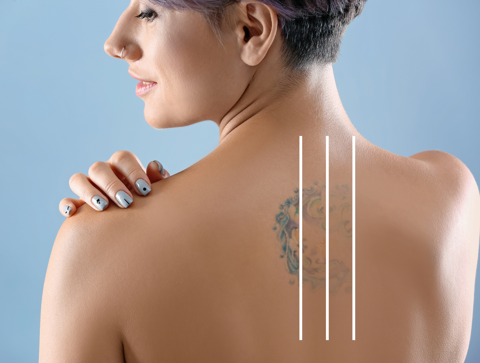 Tattoo auf dem Rücken vor farbigem Hintergrund
